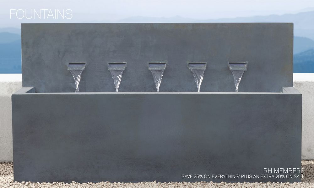 Series of small fountains outside a modern office building in downtown  Dallas, Texas Stock Photo - Alamy