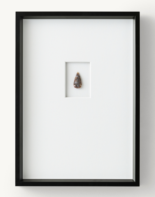 rhページ Hand-Carved Stone Arrowhead on White Linen - Rectangular | RH